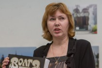 Директор Русского музея фотографии в Нижнем Новгороде Вера Тарасова представляет фотоальбом Волга. По следам маршрута Дмитриева