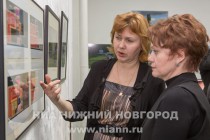 Директор Русского музея фотографии в Нижнем Новгороде Вера Тарасова и директор департамента культуры администрации Нижнего Новгорода Лариса Моторина (слева направо) рассматривают схему реконструкции дома, в котором работал Максим Дмитриев