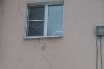 На фасаде дома №21 на проспекте Ленина в Нижнем Новгороде много трещин