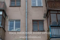 На фасаде дома №21 на проспекте Ленина в Нижнем Новгороде много трещин
