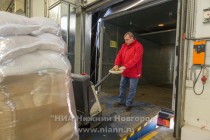 В присутствии журналистов гуманитарный груз погрузили в автомобиль, который в составе колонны отправился на Донбасс