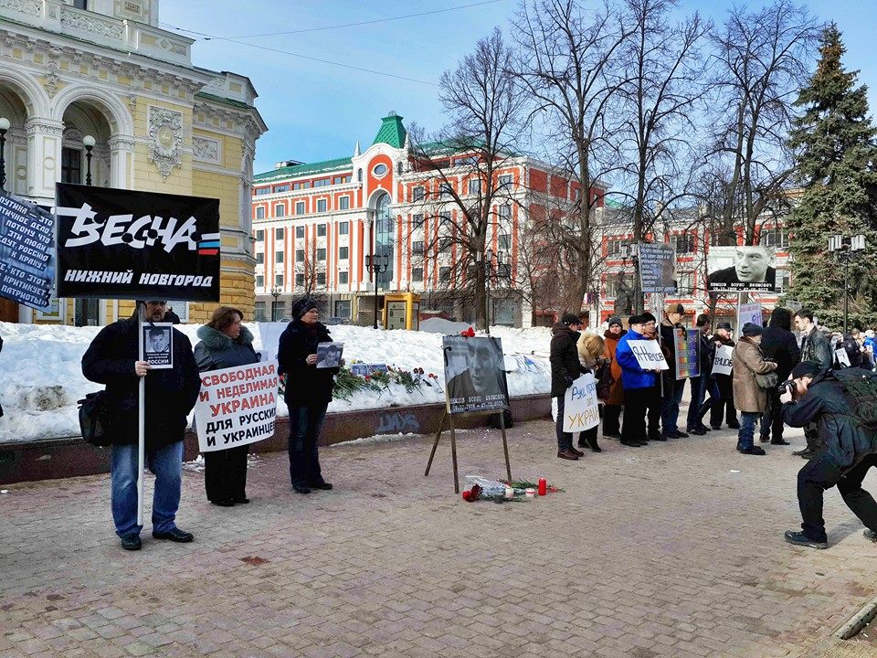 Более 40 пикетирующих с транспарантами и плакатами собрались почтить память Бориса Немцова на ул. Большой Покровской в Нижнем Новгороде 1 марта
