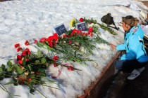 Нижегородцы возложили цветы и зажгли свечи в память о Борисе Немцове