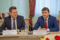 Директор регионального центра филиала Нижегородский АО Альфа-Банк Александр Люлин и управляющий головного отделения по Нижегородской области Волго-Вятского банка ОАО Сбербанк России Денис Бедняков (слева направо)