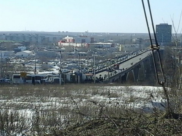 Более десяти человек пострадали в результате столкновения на Молитовском мосту в Нижнем Новгороде 16 марта