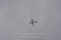 Самолет АН-2, из которого десантируются парашютисты – спасатели