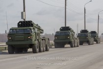 Тренировка механизированной колонны, которая примет участие в параде в ознаменование 70-ой годовщины Победы в Великой Отечественной войне состоялась в Нижнем Новгороде