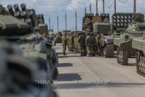 Тренировка механизированной колонны, которая примет участие в параде в ознаменование 70-ой годовщины Победы в Великой Отечественной войне состоялась в Нижнем Новгороде