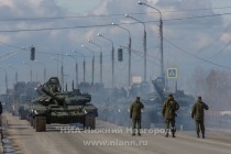 Тренировка механизированной колонны, которая примет участие в параде в ознаменование 70-ой годовщины Победы в Великой Отечественной войне состоялась в Нижнем Новгороде