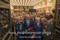 Ветераны Великой Отечественной войны и почетные гости участвуют в церемонии возложения цветов в Зале Славы – центральном зале музея
