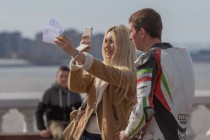 Флешмоб Самое массовое селфи прошел в Нижнем Новгороде