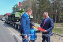 Боевую машину при подъезде к Нижнему Новгороду на автомобильной дороге М-7 Волга встретил глава администрации города Олег Кондрашов