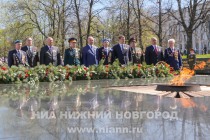 Возложение цветов к Вечному Огню в Нижегородском кремле