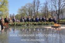 Возложение цветов к Вечному Огню в Нижегородском кремле