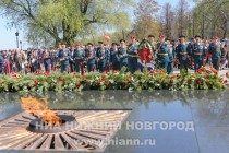 Возложение цветов к Вечному Огню в Нижегородском кремле