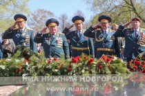Возложение цветов к Вечному Огню в Нижегородском кремле