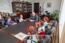 На встрече с главой региона дети рассказали ему о том, как им пришла идея написать книжку, кто помогал