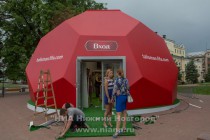 Павильон расположен на Театральной площади на ул. Большой Покровской около Нижегородского театра драмы имени Горького