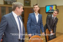 Первый заместитель главы администрации города Нижнего Новгорода Андрей Чертков знакомится со своим дублером - учеником 11Е класса лицея №38 Владимиром Кремешковым.