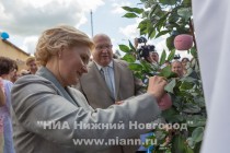 Заместитель председателя Правительства РФ Ольга Голодец и губернатор Нижегородской области Валерий Шанщев оставили свои пожелания и автографы на символических яблоках