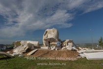 Монтаж монументальной скульптуры Feltépve венгерского мастера Эрвина Эрве-Лорана проходит в Нижнем Новгороде