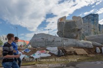 Монтаж монументальной скульптуры Feltépve венгерского мастера Эрвина Эрве-Лорана проходит в Нижнем Новгороде