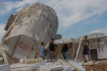 Монтаж монументальной скульптуры Feltépve венгерского мастера Эрвина Эрве-Лорана проходит в Нижнем Новгороде