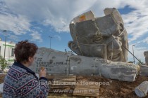 Монтаж монументальной скульптуры Feltépve венгерского мастера Эрвина Эрве-Лорана проходит в Нижнем Новгороде