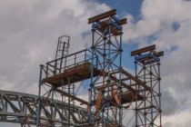 Строительные работы и подготовка к монтажу арочной пролетной конструкции на дублере Борского моста в Нижнем Новгороде