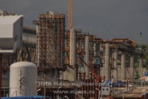 Строительные работы и подготовка к монтажу арочной пролетной конструкции на дублере Борского моста в Нижнем Новгороде