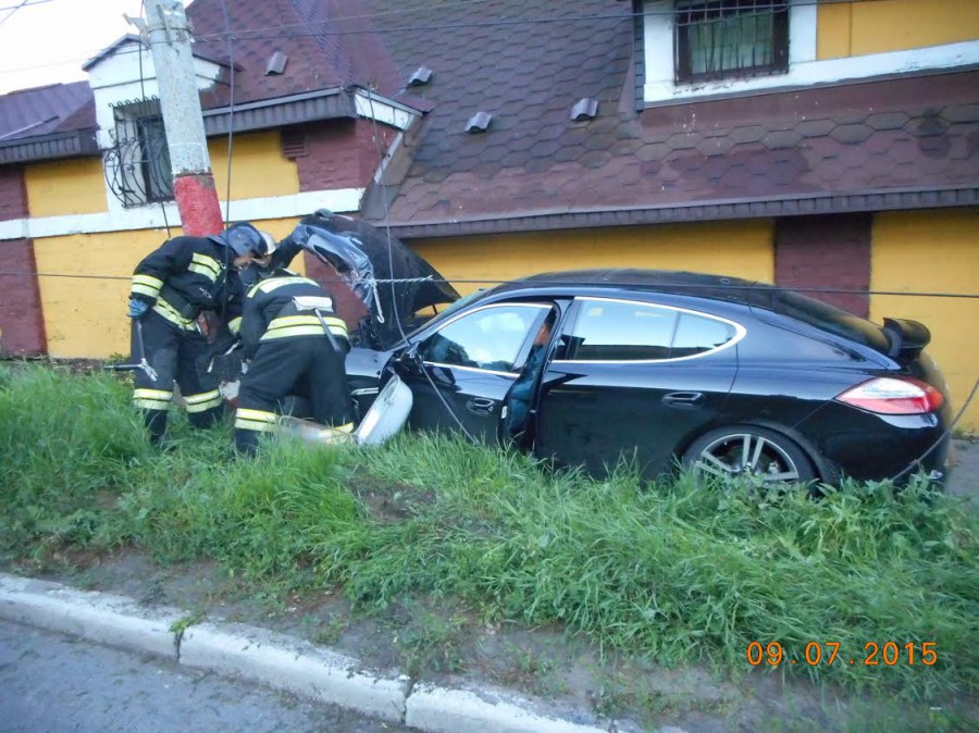 Автомобиль Porsche Panamera врезался в столб в Нижнем Новгороде