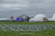 Вид главную сцену на фестивальное поле в поселке Большое Козино в преддверии фестиваля электронной музыки и современных технологий Alfa Future People (AFP)