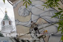 По правилам проекта, художники-авторы из разных городов России украшают своими работами старинные нижегородские дома