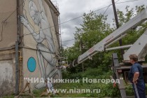 Руки атланта будто тянут его