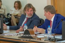 Заместитель спикера Законодательного собрания Нижегородской области Александр Табачников и и.о. главы администрации Нижнего Новгорода Андрей Чертков (слева направо)