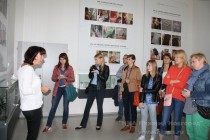 Журналисты на экскурсии на территории завода