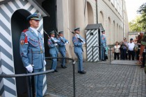 Смена караула у входа в Пражский град