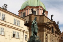 Памятник Карлу IV у Карлова моста в Праге