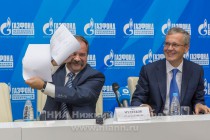 Вице-президент НПФ ГАЗФОНД Владимир Мудраков и генеральный директор ПАО ГК ТНС энерго Дмитрий Аржанов (слева направо)