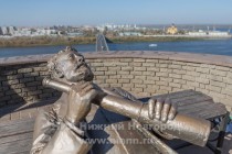 Памятник изготовлен из прочного пластика с покраской под бронзу