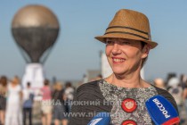 Директор Альянс Франсез – Нижний Новгород Софи Жент на открытии первого в России памятника Жюль Верну