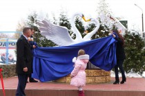 Открытие памятника лебединой верности в нижегородском зоопарке Лимпопо