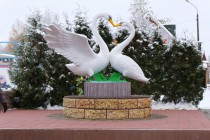 Открытие памятника лебединой верности в нижегородском зоопарке Лимпопо