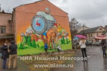 Изображение богатыря на коне и со щитом в стиле граффити нарисовали уличные художники на здании по улице Пешкова в Нижнем Новгороде