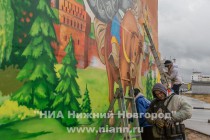 Изображение богатыря на коне и со щитом в стиле граффити нарисовали уличные художники на здании по улице Пешкова в Нижнем Новгороде