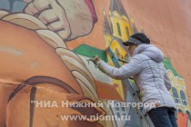 Изображение богатыря на коне и со щитом в стиле граффити нарисовали уличные художники на здании по улице Пешкова в Нижнем Новгороде