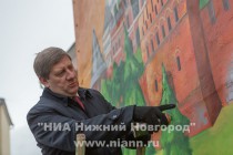 И.о. главы администрации Нижнего Новгорода Андрей Чертков раскрасил часть рисунка выполненного в стиле граффити на здании по улице Пешкова в Канавинском районе