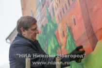 И.о. главы администрации Нижнего Новгорода Андрей Чертков раскрасил часть рисунка выполненного в стиле граффити на здании по улице Пешкова в Канавинском районе