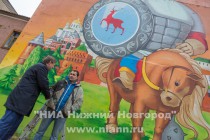 Изображение богатыря на коне и со щитом в стиле граффити нарисовали уличные художники на здании по улице Пешкова в Нижнем Новгороде