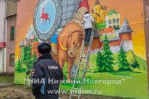 Изображение богатыря на коне и со щитом в стиле граффити нарисовали уличные художники на здании по улице Пешкова в Нижнем Новгороде